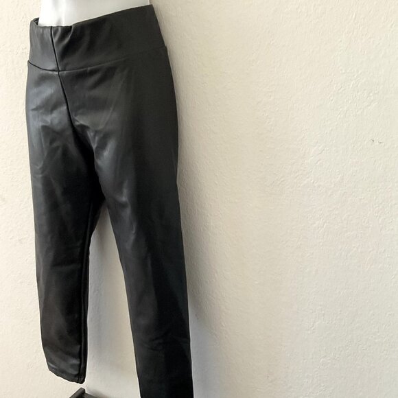 WHITE BIRCH BLACK FAUX LEATHER CAPRI ANKLE PANTS - Picture 4 of 9